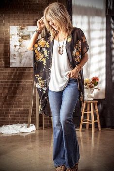 Kimono Diy, Boho Fashion Over 40, Look Boho Chic, Winter Outfits Ideas, Estilo Hippie, Boho Fashion Summer, Boho Style Outfits, Mode Boho, Outfit Ideas For Women