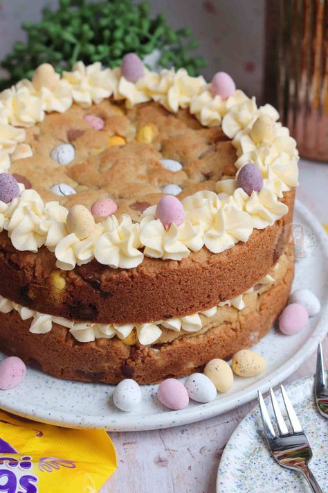 Mini Egg Cookie Cake! - Jane's Patisserie Biscoff Millionaires, Aero Cheesecake, Easter Desserts Cake, Mini Eggs Cake, Traybake Cake, Millionaires Shortbread, Easter Cookie Cake, Chocolate Easter Cake, Mini Eggs Cookies