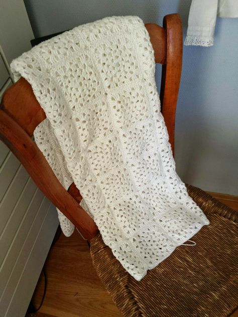 Brocante Fratsen: Brocante sprei haken; Granny Squares Crochet Knit Blanket, Yarn Bag, Afghan Blanket, Shawl Pattern, Granny Squares, Square Pillow Cover, Crochet Granny, White Crochet, Knitted Blankets