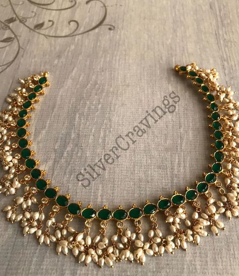 South Indian Pearl Jewellery, Indian Emerald Jewellery, Pearl Jewelry Design Necklace, Latest Pearl Necklace Designs, Emerald Necklace Indian, Emerald Gold Necklace, Unique Necklace Designs, Emerald Jewelry Necklace, Jewelry Accessories Necklaces