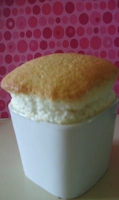 Single Serving of Angel Food Cake -they show you how to mix a whopping 3 ingredients for your own mix (vs. a ton you can't pronounce on the box) Recipe For 1, Single Serving Recipes, Mug Recipes, Angel Cake, Single Serving, How To Mix, Think Food, Cooking For One, Köstliche Desserts