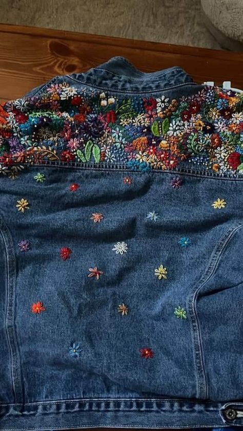 Blue Jean Jacket Embroidery, Jean Jacket Embroidery, Jeans Bordados, Jacket Embroidery, Denim Crafts Diy, Denim Embroidery, Embroidered Denim Jacket, Painted Jeans, Denim Crafts