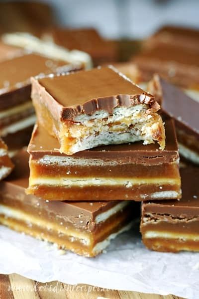 Chocolate Caramel Crunch Bars | Let's Dish Recipes Chocolate Crunch Bars, Christmas Platters, Crunch Bars Recipe, Crunch Bars, Gooey Caramel, Homemade Snickers, Caramel Crunch, Caramel Desserts, Crunch Bar