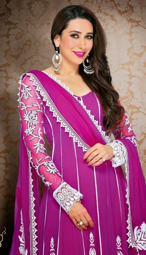 Karisma Kapoor Glamour Clothing, Karishma Kapoor, Karisma Kapoor, Indian Designer Suits, Beautiful Night Images, Basic Mehndi Designs, Casual Saree, Saree Dress, Bollywood Girls