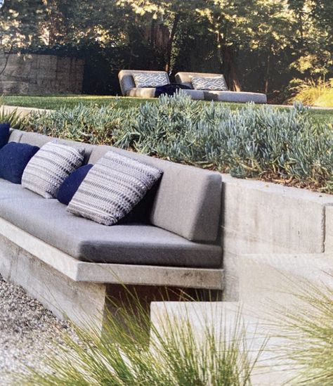 Built In Concrete Seating Outdoor, Built In Outdoor Sofa, Outdoor Banquette Seating, Outdoor Corner Bench, Built In Garden Seating, Concrete Bench Seat, Built In Bench Seating, Outdoor Sitting Area, Outdoor Loungers