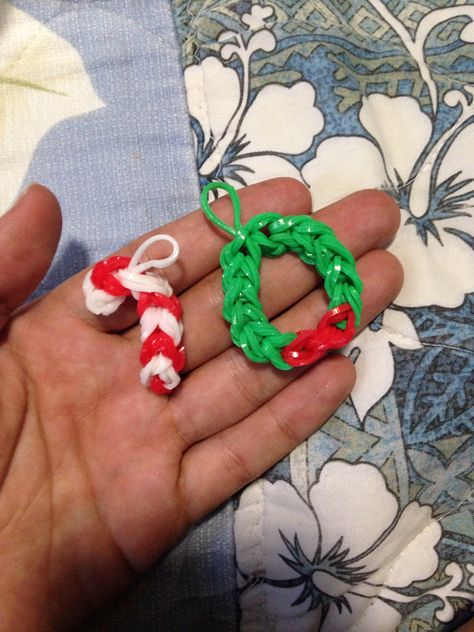 First Xmas wreath and candy cane made from loom bands Christmas Rainbow Loom, Rainbow Loom Christmas, Loomband Ideas, Loom Bands Designs, Crazy Loom, Rainbow Loom Bracelets Easy, Rainbow Loom Tutorials, Loom Band Bracelets, Rainbow Loom Creations