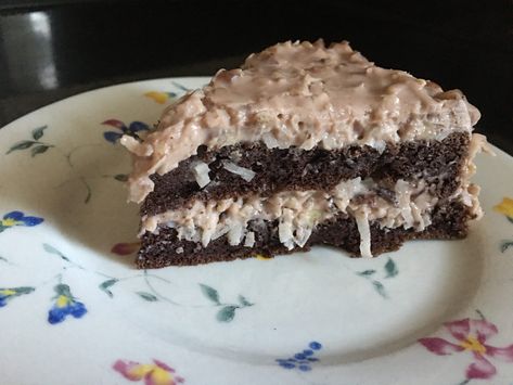 This clean keto Coconut Pecan Frosting goes great with chocolate cake making a clean keto German Chocolate Cate - very low carb too! Keto German Chocolate Cake, Chocolate Cake Making, Low Carb Chocolate Cake, Cinnamon Streusel Coffee Cake, Chocolat Cake, Chocolate Extract, Pecan Frosting, Holiday Ice Cream, Keto Cakes