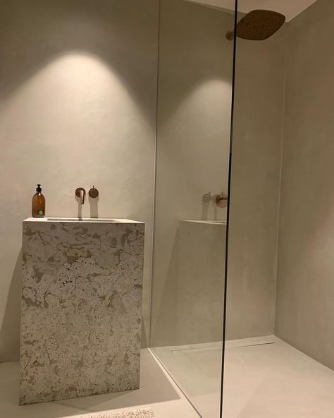 White Plaster Bathroom, Small Toilet Interior Design, Minimal Shower Design, Microcement Shower Room, Microcement Ensuite, Setting Plaster Bathroom, Bathroom Beton, Shower Small Bathroom Ideas, Shower Bathroom Design