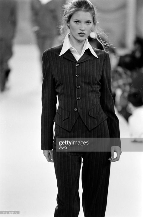 Model Kate Moss News Photo - Getty Images Ladyboss Aesthetic, Kate Mess, Lawyer Outfits, Office Siren, Thrift Inspo, 90s Runway Fashion, Runway Fashion Couture, 90s Model, 90s Models