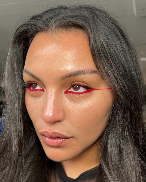 Awesome MUA on Instagram: "MUA: @bensunmakeup Model: @palomija  horizontal red graphic liner keyed by bb @daniel_s_makeup   for @eckhaus_latta" Red Graphic Liner, Dag Make Up, Elegantes Makeup, Mekap Mata, Show Makeup, Flot Makeup, Swag Makeup, Smink Inspiration, Graphic Liner