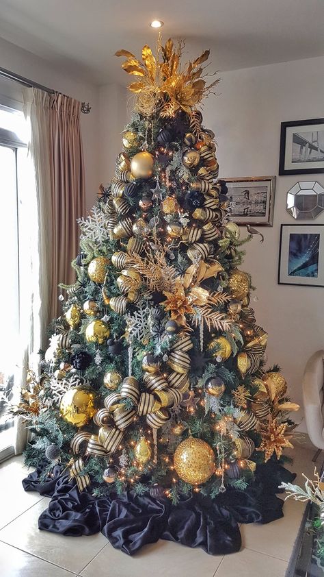 Black and gold Christmas tree! Yellow And Black Christmas Tree, Black And Gold Christmas Tree Topper, Red Black And Gold Christmas Tree, Black And Gold Christmas Tree, Black White And Gold Christmas, Christmas Tree Roses, Orange Christmas Tree, Black Christmas Tree Decorations, Black And Gold Christmas