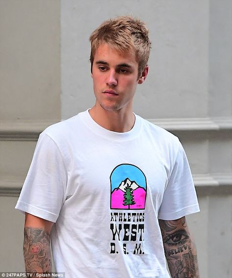 Justin Bieber Buzzcut, Justin Selena, Justin Bieber Posters, Justin Bieber Style, Justin Bieber Wallpaper, Boys Haircuts, Lucky Girl, Hailey Bieber, Mens Street Style