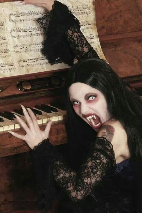 Creepy Vampire Zombie Halloween Makeup, Real Vampires, Vampire Pictures, Vampire Makeup, Female Vampire, Vampire Goth, Halloween Makeup Ideas, Vampires And Werewolves, Gothic Vampire