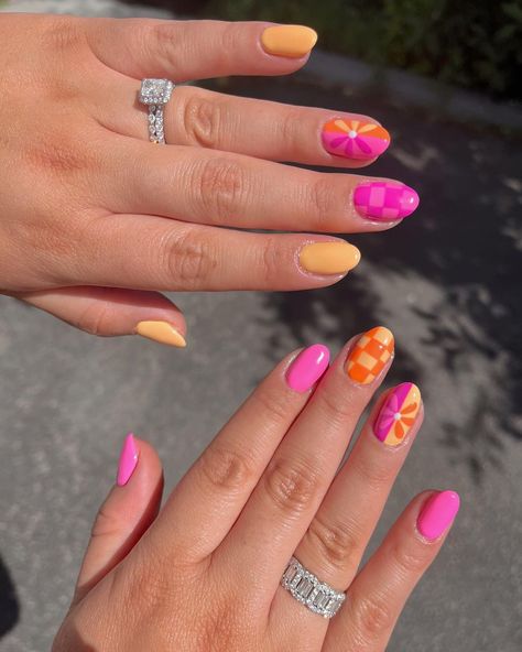 KARIN • NAIL ARTIST (@karin.nailedit) • Instagram photos and videos Pink Groovy Nails, Groovy Nail Designs Short, Pastel Groovy Nails, Groovy Gel Nails, Groovy Pink Nails, Cute Simple Nails, Glow Nails, Summery Nails, Orange Nails