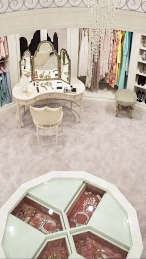 Chanel Oberlin’s Closet | Scream Queens Chanel Oberlin Room, Chanel Oberlin Closet, Chanel Oberlin Aesthetic, Scream Queens Aesthetic, Chanel Scream Queens, Door Core, Bee Room, Chanel Oberlin, Chanel Aesthetic