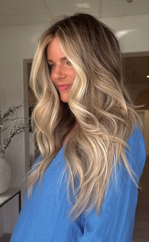 Partial Balayage Blonde Dark Roots, Dark Ash Blonde With Money Piece, Long Blonde Hair Dark Roots, Blonde Root Tap With Money Piece, Dark Dimensional Blonde, Dirty Blonde Hair Dark Roots, Blonde Balayage Face Framing, Dark Blonde Hair With Money Piece, Fall Bronde Balayage Dark Roots