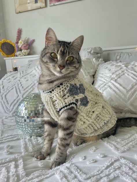 Cat Folklore Cardigan, Taylor Swift Crochet Ideas, Evermore Cardigan, Crochet Taylor Swift, Crochet Cat Sweater, Taylor Swift Crochet, Cat Cardigan, Taylor Swift Cardigan, Taylor Swift Cat