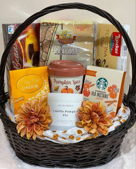 Autumn Hamper Ideas, Thankful For You Basket Ideas, Pumpkin Spice Gift Basket, Fall Food Gift Basket Ideas, Fall Baby Shower Gift Basket, Autumn Basket Ideas, Fall Baskets Gift, Autumn Gift Basket Ideas, Fall Basket Ideas Gift