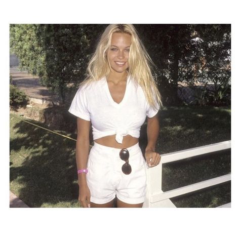 Pamela Anderson 90s, Aesthetic Makeup Looks, Pamela Andersen, Pam And Tommy, Original Supermodels, Red Carpet Look, Fashion Guide, Face Card, Sporty And Rich