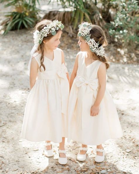 Flower Girl Dresses To Create A Magic Look ★ flower girl dresses simple with bow rustic brookeimages Flower Girl Dresses Simple, Country Flower Girl Dresses, Flower Girl Dresses Floor Length, Country Flower Girl, Country Flower Girls, Flower Girl Dresses Country, Flower Girl Inspiration, Flower Girl Outfits, Flower Girl Outfit