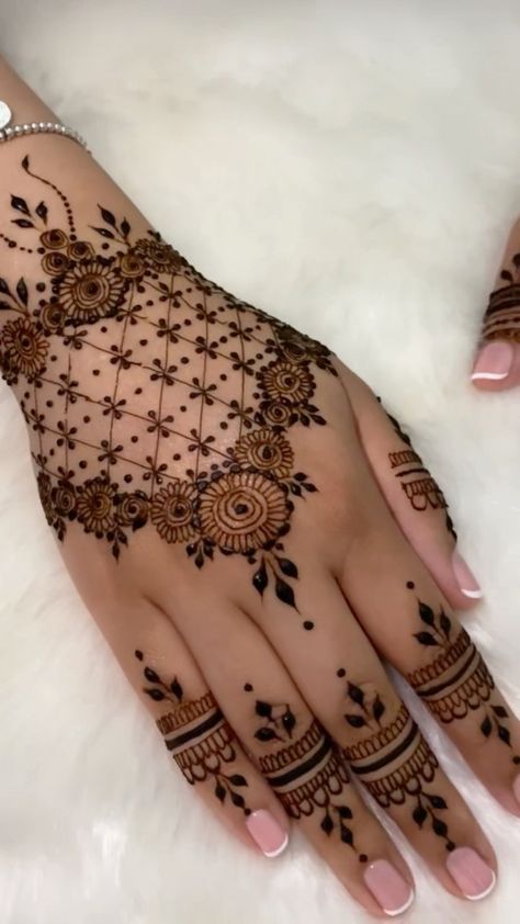 Henna Design Hand, Henna Finger Designs, Henna Design Simple, Eid Mehendi, Aesthetic Henna, Finger Designs, Henna Flowers, Henna Hand Designs, Henna Tattoo Design