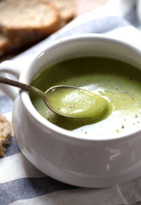 Creamy Potato Kale Soup - SO velvety and perfect for grilled cheese dunking! 220 calories. | pinchofyum.com Potato Kale Soup, Salad Kale, Frugal Cooking, Pinch Of Yum, Vegetarian Chicken, Zucchini Soup, Green Soup, Pureed Soup, Kale Soup