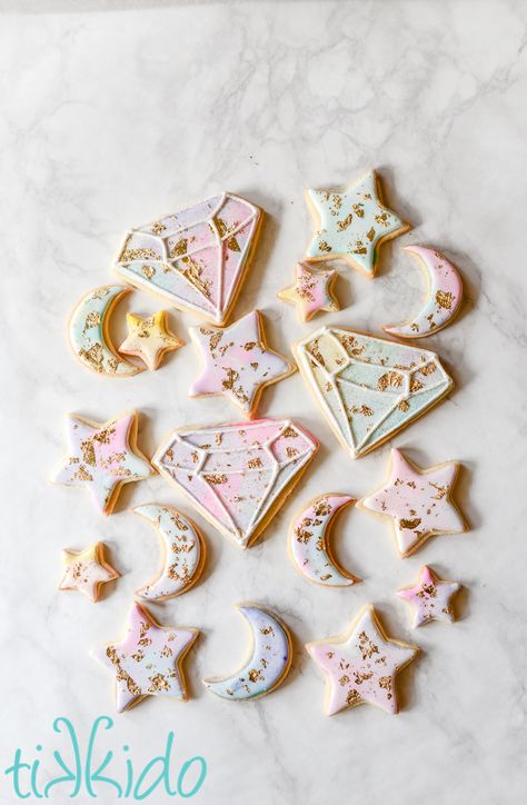 Luna Lovegood Inspired Sugar Cookies | Tikkido.com Luna Lovegood Birthday, Luna Lovegood Harry Potter, Yummy Cheesecake, Sugar Cookie Royal Icing, Harry Potter Birthday Party, Soft Sugar Cookies, Sugar Cookie Designs, Creative Desserts, Star Cookies