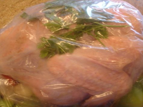 Cooking Turkey Upside Down, Upside Down Turkey, Kentucky Derby Recipes, Derby Recipe, Turkey In A Bag, Giblet Gravy, Moist Turkey, Food Simple, Best Turkey