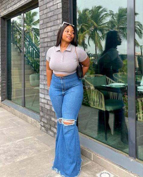 Curvy Bell Bottom Jeans Outfit, Bootcut Jeans Outfit Plus Size, Outfit Ideas Flare Jeans, Trending Jeans, Stylish Naija, Plus Size Baddie Outfits, Big Women Fashion, Cute Outfits With Jeans, Chubby Fashion