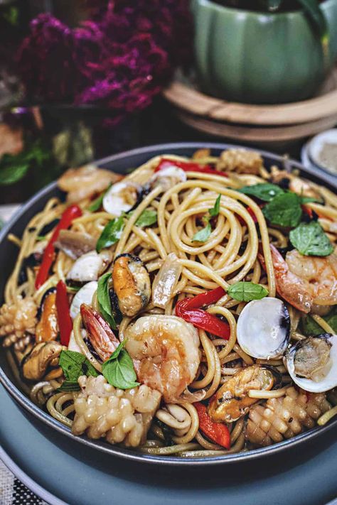 Try this Thai Spaghetti Pad Kee Mao for a tasty fusion of Thai and Italian flavors! It's the perfect combination of Thai drunken noodles and spaghetti, creating a delicious and easy meal that blends the best of both worlds. Ready in 20 minutes! #thaispaghetti #spaghettikeemao #spaghettipadkeemao #spaghettidrunkennoodles #thaidrunkennoodles #padkeemao #seafoodpadkeemao #padkeemao #thaidrunkennoodles Thai Italian Fusion, Thai Spaghetti, Thai Drunken Noodles, Pad Kee Mao, Thai Peppers, Thai Chili Pepper, Gluten Free Fish, Drunken Noodles, Best Thai