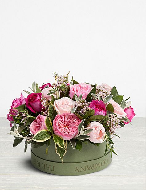 Flowers In Hat Boxes, Gift Box Flower Arrangement, Flower Box Ideas Gift, Hat Box Flower Arrangements, Floral Box Arrangements, Flowers Box Bouquet, Box Flowers Gift, Hatbox Flowers, Flower Hat Boxes