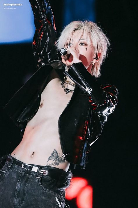 Yuta butterfly tattoo, abs, bellybutton piercing and sexy shirtless Rockstar Tattoo, Nc Tattoo, Nakamoto Yuta, Nct Yuta, Kpop Guys, Baekhyun, Nct 127, Kpop Idol, Role Models