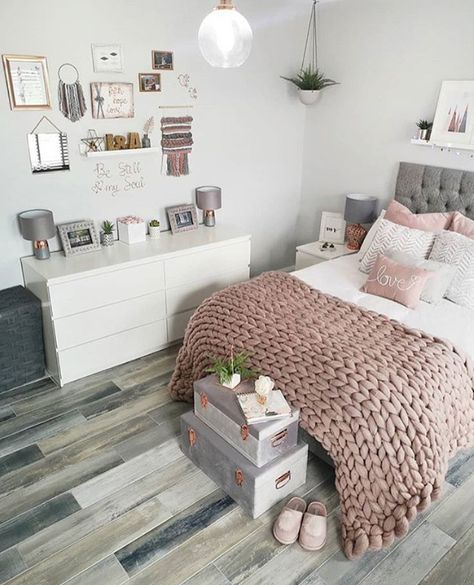 Bedroom Decor White Wood Furniture, Teen Room Dresser, Pink Girls Bedroom Ideas, Modern Teen Room, Pink Girls Bedroom, Pink Bedroom For Girls, Teen Bedroom Designs, Bedroom Decor For Teen Girls, Cute Bedroom Ideas