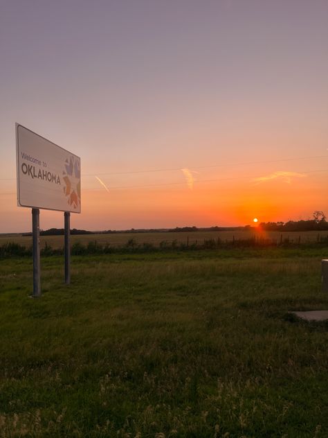 Sunset at the Welcome to Oklahoma sign Country Usa Aesthetic, Oklahoma Aesthetic Wallpaper, Midwest Outfits Summer, Oklahoma Country Aesthetic, Southern City Aesthetic, Southern States Aesthetic, Oklahoma City Aesthetic, Macie Aesthetic, Tulsa Oklahoma Aesthetic