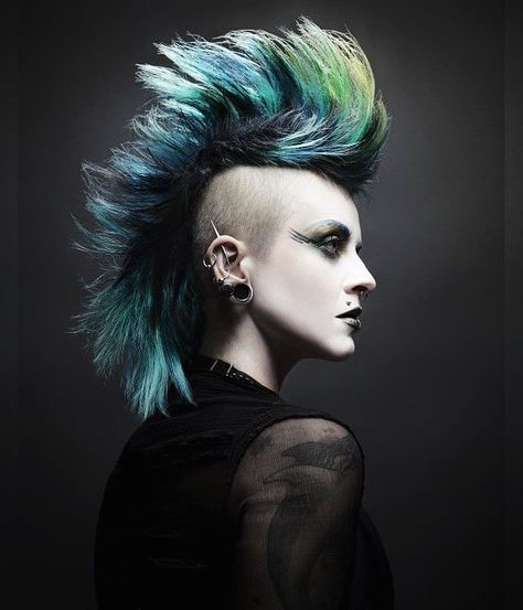 Badass Haircut, Girl Mohawk, Cyberpunk Hair, Punk Rock Hair, Mohawk Haircut, Faux Hawk Hairstyles, Rock Hairstyles, Straight Blonde Hair, Mohawk Hairstyles