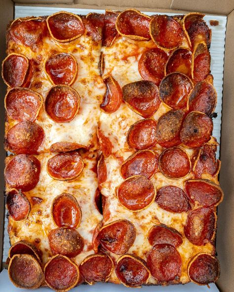 being a square never looked so good. (ok we know it’s a rectangle, but you get it.) 📸: @strood #localmunchies #eatmunchies #pizza | Instagram Pizza Instagram, Square Pizza, I Love Pizza, A Rectangle, Love Pizza, October 1, Vegan Options, You Get It, Pepperoni Pizza