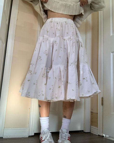 White floral cottagecore midi skirt Fabric: cotton Price: 60$ 🎀 Tracked and fast shipping 🎀 Discount on bundles Sizing: Will fit best sizes s and m Length from waist to bottom: 28 » Waist: 26 » stretches to 28 » Size of the model: Waist: 27 » Height: 5’5 Bust: 34.5 » / 32DDD ** Most pieces are made with vintage fabrics so they can have minor imperfections. Very noticeable imperfections will be shown in the pics. I try to wear bright undergarments to show to opacity of the piece. Ke... Floral Cottagecore, Skirt Fabric, Vintage Fabrics, Fabric Cotton, Midi Skirt, Bundles, Im Not Perfect, Skirt, Floral