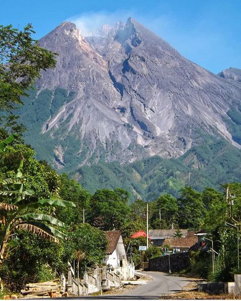 Jelajah Wisata Jogja - Yuk jelajah tempat wisata Jogja ini!! - photo today by taken around Cangkringan, Sleman.... - Yuk jelajah tempat wisata Jogja ini!! – photo today by @fernando_dondo taken around Cangkringan, Sleman. Nikmati inspirasi Wisata Jogja hari ini di Liburdulu.com! – Gunung Merapi Cangkringan Sleman Mount Merapi, Aesthetic Captions, Nature Drawing, Nature Art Painting, Nature Kids, Nature Tattoos, Nature Gif, Nature Activities, Nature Crafts