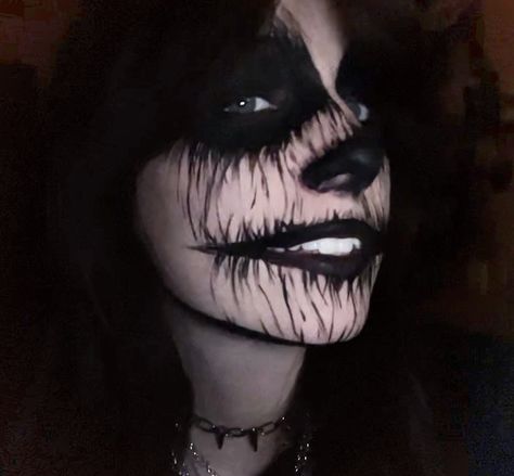 Alt Skull Makeup, Emo Face Paint, Corpse Face Paint, Scary Face Paint Ideas, Corpse Paint Aesthetic, Corps Makeup, Goth Face Paint, Corpse Paint Girl, Corpse Paint Ideas