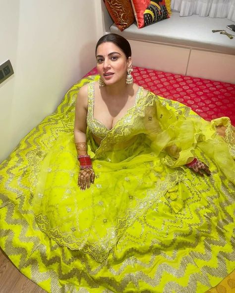 Pool Date, Shraddha Arya, Pool Aesthetic, Asian Style Dress, Pakistani Women Dresses, Bollywood Hairstyles, Fashion Top Outfits, Indian Tv Actress, Ghagra Choli