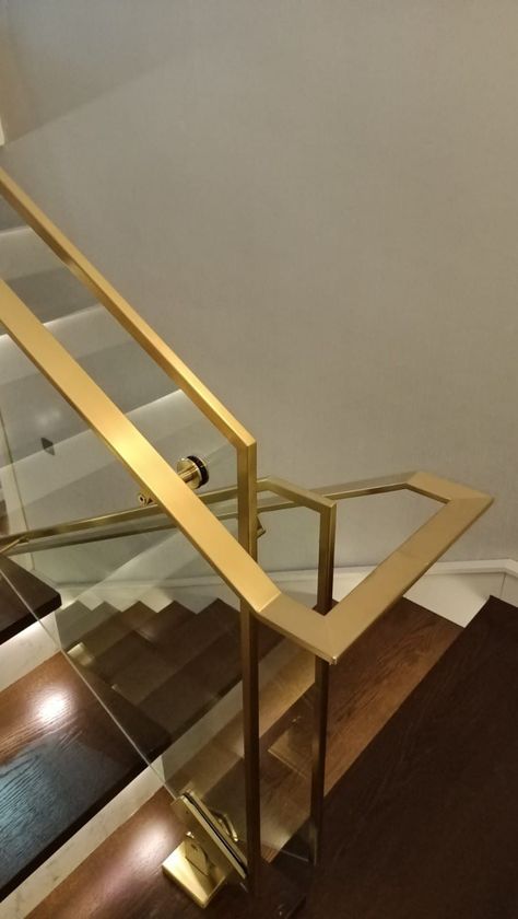 Staircase Glass Design, Glass Stairs Design, Granite Steps, درابزين السلم, Staircase Lighting Ideas, Glass Railing Stairs, Balcony Glass Design, Glass Handrail, Indoor Railing