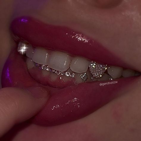 Teeth Jewelry Tooth Gems Ideas, Tooth Gem Ideas Baddie, Grills Teeth Female, Thug Baddie, Cute Grills For Women, Teeth Gens, Female Grills, Grillz For Females, Teeth Gems