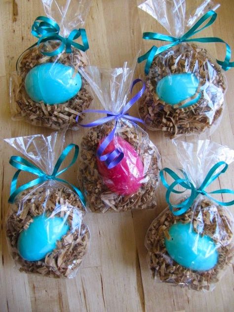 Cute Easter egg gift wrap | Easter basket gift ideas | Easter baskets | Egg in nest Basket Gift Wrapping, Easter Basket Gift Ideas, Easter Egg Treats, Easter Goodie Bags, Small Easter Gifts, Basket Gift Ideas, Easter Gift For Adults, Easter Egg Gifts, Easter Treat Bags