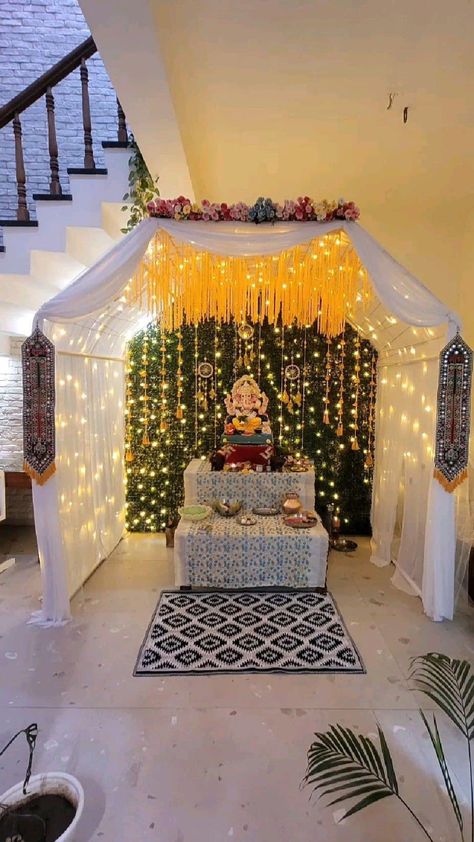 Classroom Window Decorations, Bappa Decoration, Flower Decoration For Ganpati, Chaturthi Decoration, Leaf Decor Wedding, Ganesh Decoration, Ganpati Decoration Theme, Haldi Ceremony Decorations, Mandir Decoration