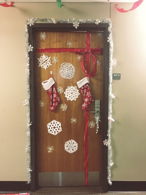 Christmas dorm door decorating Christmas Door Decorations For Dorm, Dorm Door Christmas Decor, Dorm Door Decorations Christmas, Christmas Dorm Door Decorations, College Christmas Decorations, Wrapping Paper Door, Dorm Christmas Decor, Meri Crismas, Dorm Room Christmas Decorations