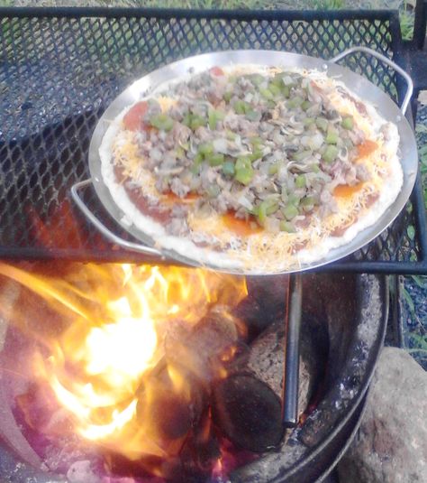 Bonfire Meals, Fire Shots, Campfire Foods, Campfire Pizza, Pit Cooking, Camp Recipes, Fire Pit Pizza, Campfire Recipes, Wood Fired Cooking