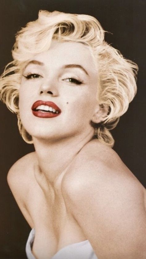 infinitemarilynmonroe Marilyn Monroe Portrait, Milton Greene, Marilyn Monroe Fashion, Marilyn Monroe Art, Marilyn Monroe Photos, Norma Jean, Norma Jeane, Blonde Bombshell, Red Lipstick