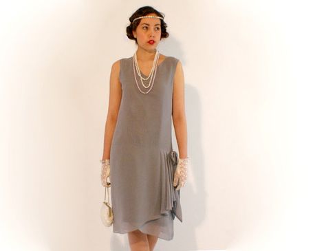 Hey, I found this really awesome Etsy listing at https://www.etsy.com/listing/226522883/grey-flapper-dress-with-drape-and-bow Charleston Style 1920s, Charlie Shelby, 1920 Costumes, Vintage Dresses 1920's, Roaring 20s Dress, Rain Costume, Miss Fisher Fashion, Downton Abbey Dress, Roaring 20s Dresses