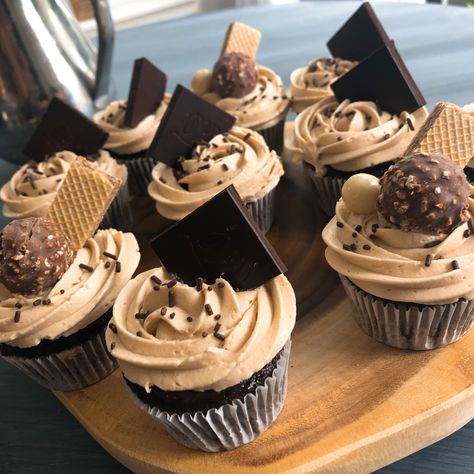 Chocolate cupcakes Chocolate Cupcakes With Coffee, Coffee Buttercream Frosting, Chocolate Cupcakes Decoration, Goodies Ideas, Black Cupcakes, Coffee Buttercream, Decorating Frosting, Bakery Foods, Cupcake Decor