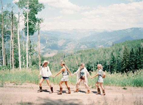 Let's get cozy! Grab your girls and head to Beaver Creek, Colorado for an elevated mountain bachelorette party before your wedding day! Colorado Bachelorette Party, Mountain Editorial, Colorado Bachelorette, Mountain Bachelorette Party, Batchlorette Party, Bachelorette Party Locations, Mountain Bachelorette, Charleston Bachelorette Party, Bachelorette Party Photo